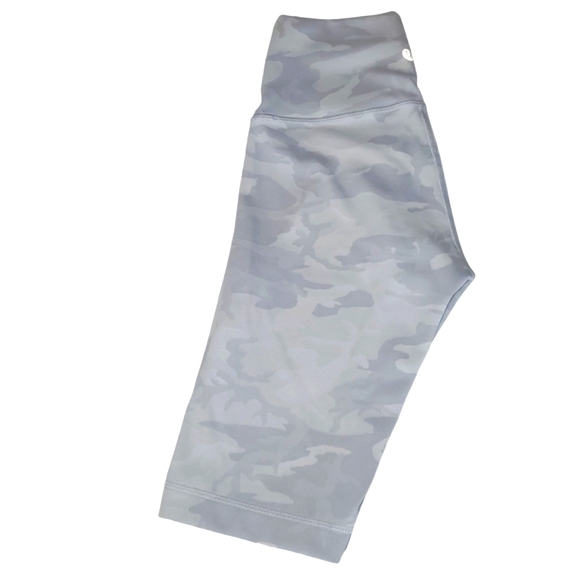 🔥LULULEMON Wunder Under Lavender/ White Camo High Rise 10"  Shorts Women's SZ 4 - Picture 5 of 13